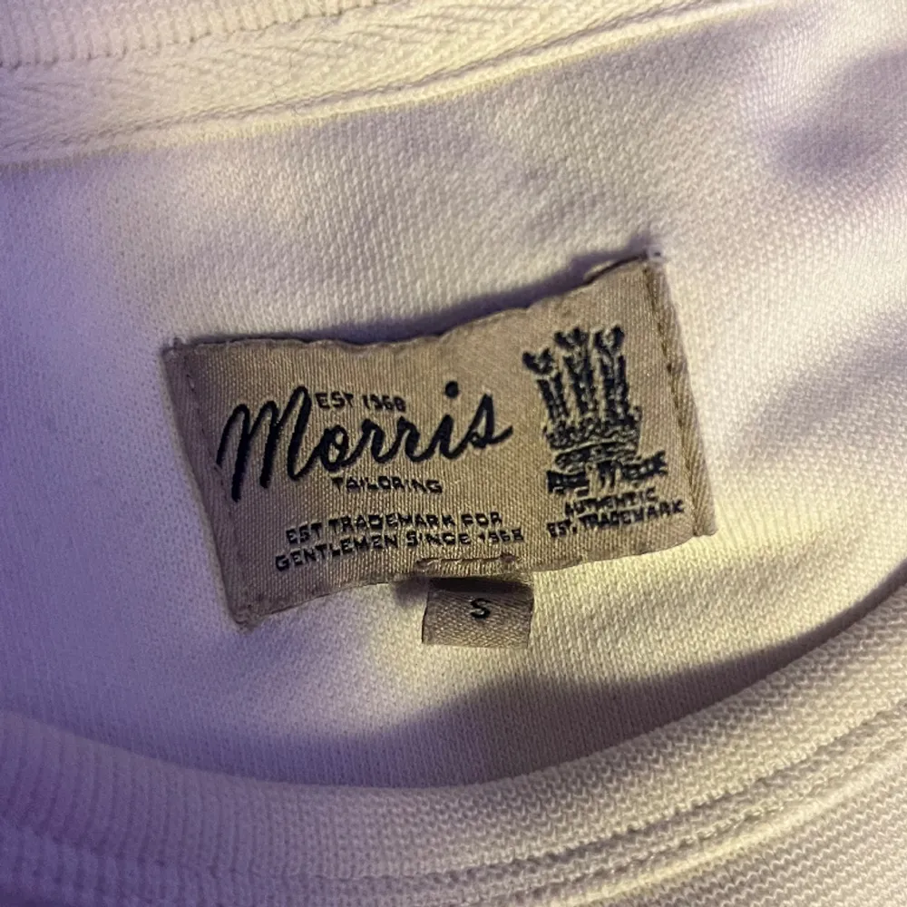 Säljer en vit crewneck tröja från Morris i väldigt fint skick utan några skador eller defekter. Storlek Small. Skriv gärna vid frågor eller funderingar.. Tröjor & Koftor.