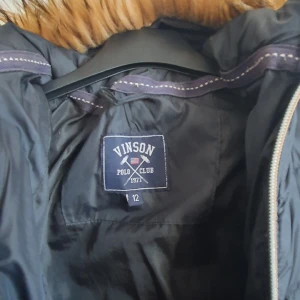 Vinston polo - Oanvänd. Halvlång. Varm.