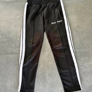 Palm angels byxor  - Säljer svarta palm angels byxor, storlek s