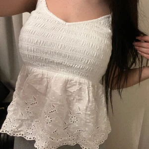 Hollister linne  - Super gulligt linne från Hollister. Inga defekter, knappt använd. 