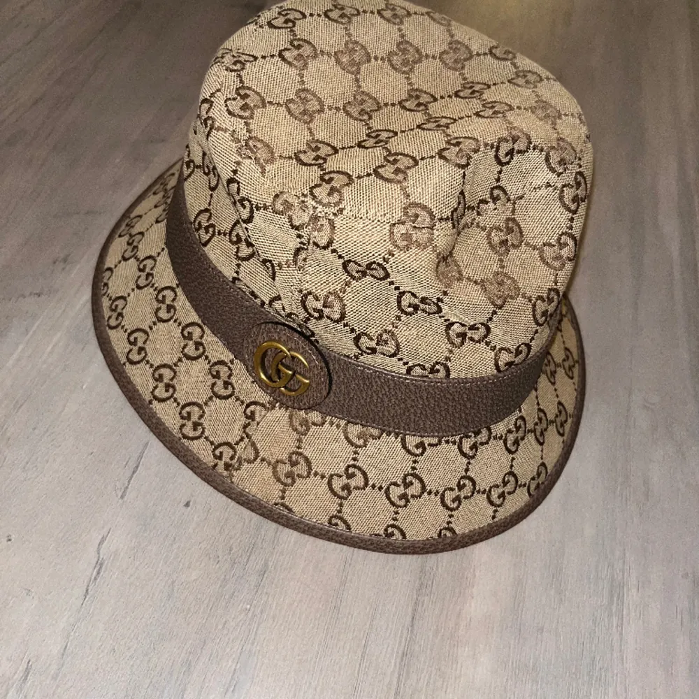 Äkta gucci hatt som endast är använd inomhus ett få tal gånger. Kvitto finns! Köptes för 420 euro. Accessoarer.