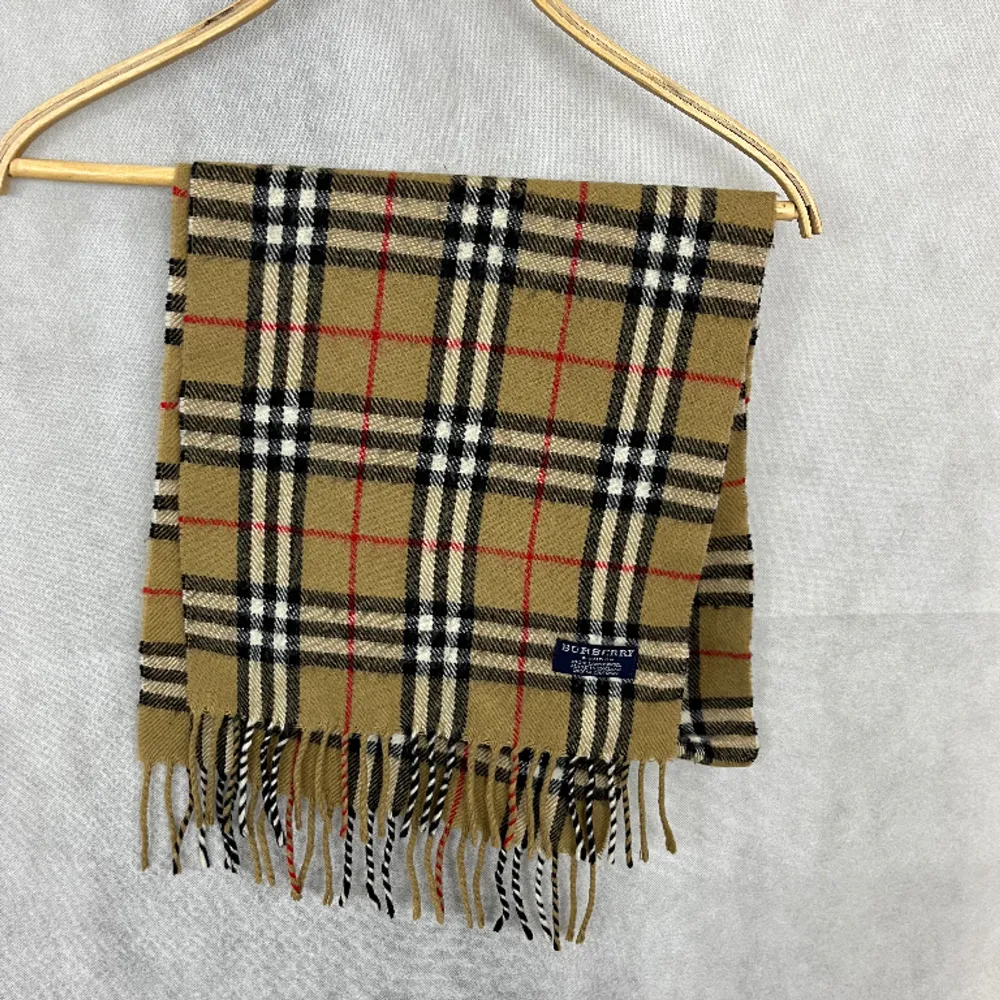 Riktigt skön burberry halsduk. Väldigt fint skick. Vintage modell. Passar alla.. Accessoarer.