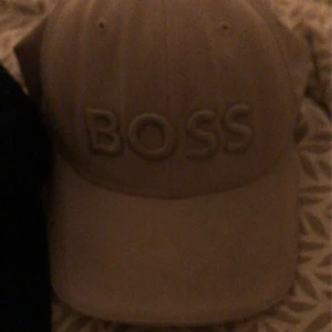 Boss i olika modeller - Alla kepsar är från johnells. I god skick, vill man bara ha en keps kan vi diskutera pris.