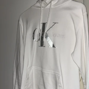 Calvin Klein hoodie - En chill o soft hoodie som inte är så använd, skriv för frågor eller fler bilder.