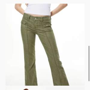 Säljer nu mina skitsnygga och sköna gröna hm byxor då dem är för stora för mig, skickar flera bilder om ni vill ha💞