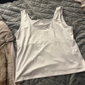 Vitt linne  - Fint vitt linne från H&M köpt i somras men aldrig använt den är i storlek XL men passar även L