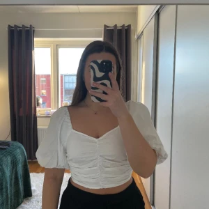 Vit blus med puffärm - Vit blus med puffärmar, använd 2 ggr. Är i väldigt fint skick. Storlek 34 men passar XS och S.