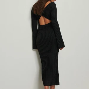 Klänning från NAKD - Oanvänd klänning med etiketter på, säljer då jag var för sen med retur.  Sitter superfint på!  Originalpris: 699 kr