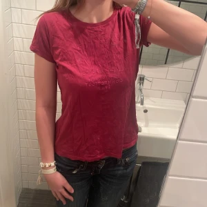 Röd t shirt  - Säljer nu denna fina t shirten som är köpt på sellpy men ursprungligen från gant. Säljer då den inte alls kom till användning och inte alls är min stil längre. Använd 1 gång. Kontakta gärna mig vid intresse❤️❤️