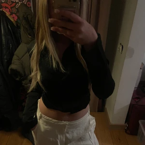 Skräddarsydd skjorta - Skräddarsydd skjorta från na-kd som är endast använd 1 gång. Stl S men skulle säga att den passar mer som xs/s då den e lite liten för mig! Köptes för 499kr och säljer för 150kr!