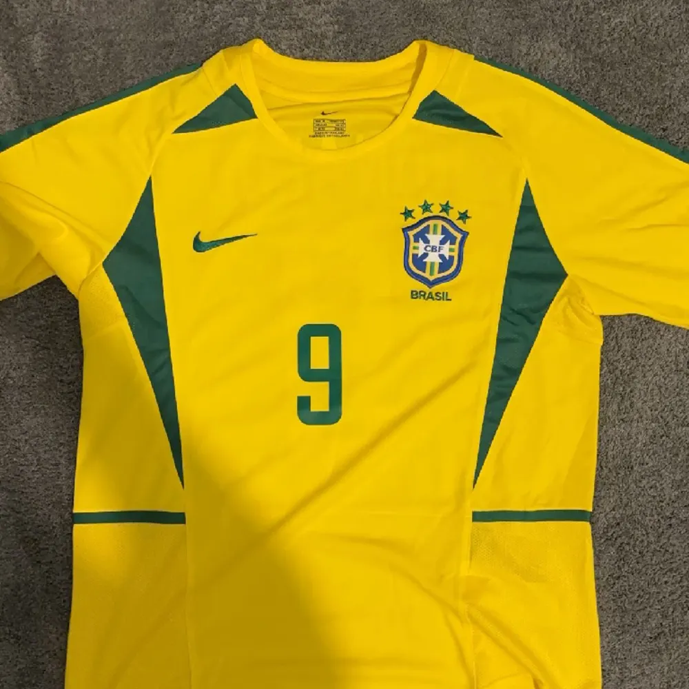 Säljer min retro Brasilien tröja med R9 på ryggen. Kan mötas upp i stockholm men även fraktas. T-shirts.