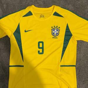Säljer min retro Brasilien tröja med R9 på ryggen. Kan mötas upp i stockholm men även fraktas