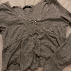Gina topp - Säljer denna söta trendiga toppen från Gina tricot, knappt använd men har ett litet hål där stygnen gick upp❣️