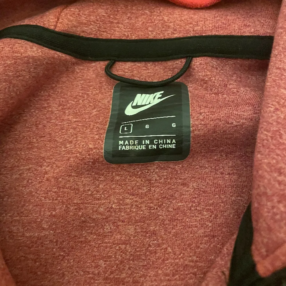 (Hjälper min bror) Säljer min röda Nike Tech tröja då jag inte har någon användning av den och valt att byta stil. Ser helt ny ut. Hoodies.
