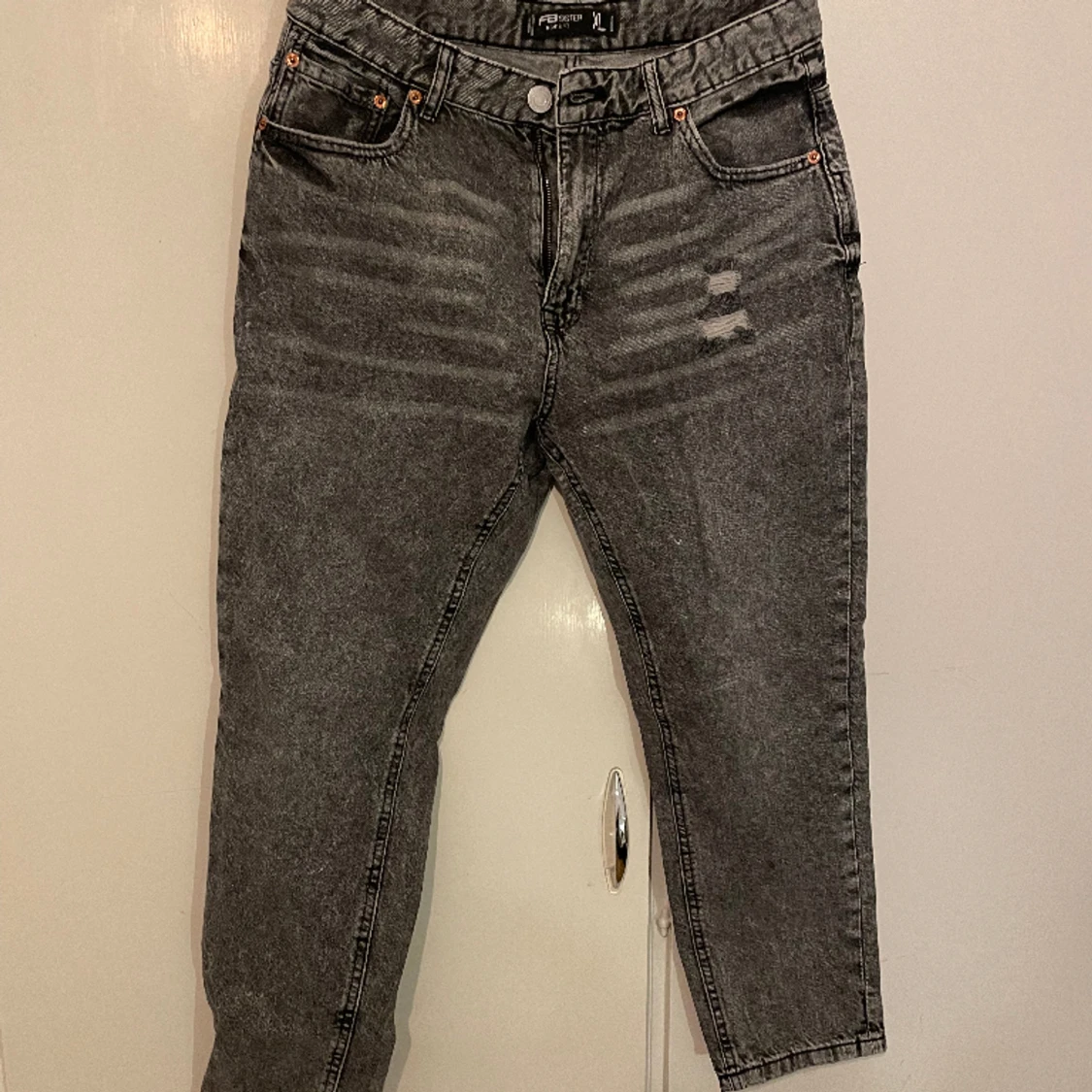 Grå jeans