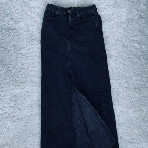 Svart jeanskjol  - Jättefin svart/grå lång , jeanskjol med slits fram. Storlek 32, men passar även 34 skulle jag säga!  Använd 1 gång. 🥰