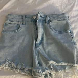 Säljer dessa jeans shorts som jag köpte i någon butik i Portugal 💘 dom är knappt använda och har inga defekter 💘 dom är väldigt stretchiga så passar xs-m💘 