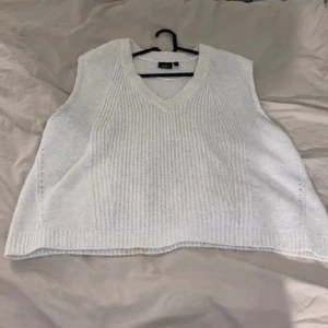 Stickad väst - Vit stickad väst dam strl L använd fåtal gånger 