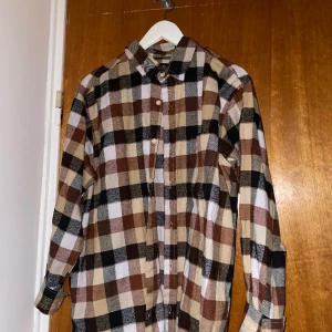 Brunrutig skjorta från boohoo - Brun skjorta jag fått i gåva, vet ej när den är köpt. Använd ett fåtal gånger. Bra skick och väldigt skön. Känns lite tjockare än vanliga skjortor 