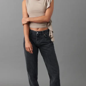 Low straight jeans - Ett par low straight jeans från Gina. Sitter snygg på men tyvärr blivit för stora.  Mycket fint skick, lite slitage nere vid fötterna men något som jag tycker är snyggt.  82cm i innerbenssömmen.   Egna bilder fås vid intresse  Nypris 500kr