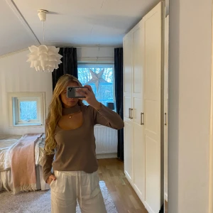 Tröja - Säljer min bruna tröja med utklipp. Storlek S