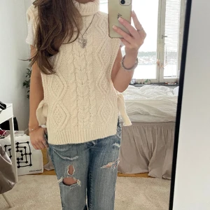 Stickad väst - Jättesöt beige stickad väst, skriv för fler bilder. Köparen står för frakten men kan även mötas💗pris kan diskuteras 😊