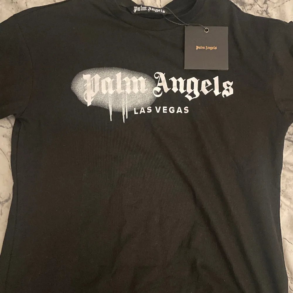 Säljer denna Palm Angels Spray tshirten som är sprillans ny enbart prövad. Skönt material och tags hänger med, pris kan diskuteras. Storleken är S/M. T-shirts.