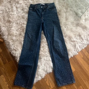 Jeans - Jeans ifrån zara  med stenar. Använda fåtal gånger. Säljes pga använder inte 💛