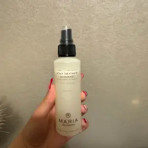 Effektiv näringsspray.  Scalp Treatment Rosemary är en mjukgörande näringsspray med Rosmarin, som används för att hålla hårbotten i gott skick.