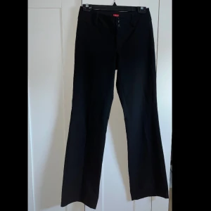 Kostymbyxor  - Jag säljer mina svarta lågmidjade Esprit kostymbyxor i modellen LUELLA i storlek 36💕 Nypris för dessa är 700 kr. Säljs pågrund av att de är för små på mig. Använda cirka 5 gånger. Midjemått= 79 cm och innerbenslängd= 82 cm.