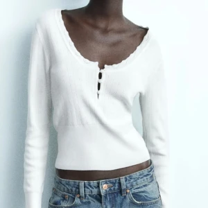 vit topp - säljer den här jättefina toppen, som är helt oanvänd med lappen kvar. Har valt att sälja den då den inte kommer till användning för just mig ❤️