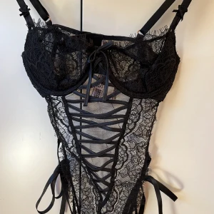Sexig Bodies - Wicked Unlined lace crocthless Teddy från Victoria secret. 