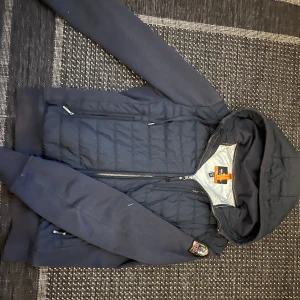 Parajumper Cardigan - en Parajumper Cardigan i väldigt bra skick Storlek M men passar även S Köpt för 4000 kr