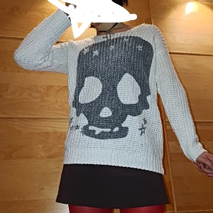 Gullig krämvit stickad tröja med döskalle och stjärnor - Har knappt använt denna tröja då jag föredrar pösigare ärmar men motivet vägde upp för det haha.  ✩Det står inget märke men den är antagligen gjord av viskos eller polyester? ✩Ganska bred men som smalare i ärmarna som sagt ✩PM för mer info✩
