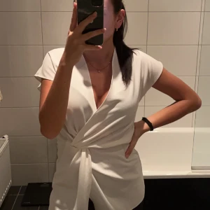 Zara top - En underbar fin omlott top från Zara!  Helt nytt skick och är i storlek S. Finns en dragkedja i ryggen så man får på sig den enkelt. 