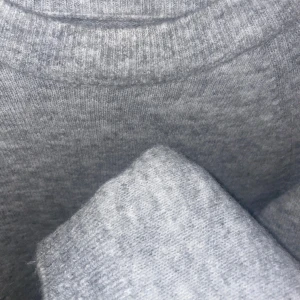 Grå stickad tröja  - Säljer denna tröja då ja inte hann lämna tillbaka den. Super fin och mjuk, använd max 2 gånger. nyskick! 💘tveka inte på och höra av dig om du har några frågor🥰