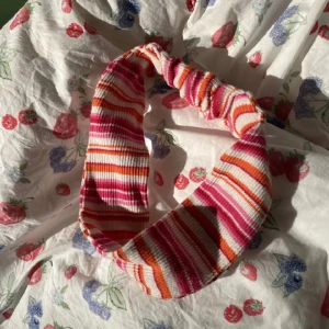 Somrigt hårband - Jättefint hårband i rosa, orange och vit i ett ribbat tyg