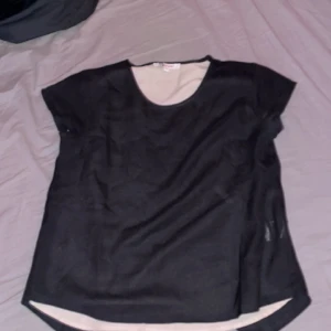 Blus - Säljer denna då jag inte tyckte om den så den har bara legat i garderoben o aldrig kommit till användning. Är osäker på vilken stolek de är dock 