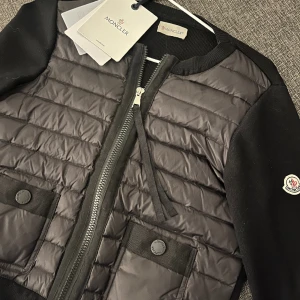 Moncler cardigan  - Säljer min moncler cardigan som inte kommer till användning. Jackan är som ny och är superfin!