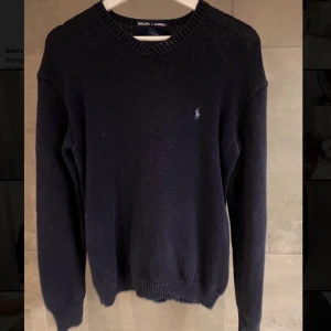 Ralph Lauren tröja  - Ralph Lauren tröja! Jätte fin och fint skick! Haft i några år men kommer inte till användning längre. Strl L men sitter som en M/S🤗