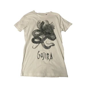 Gojira Band Tröja - Säljer då den inte används så mycket och tyckte inte om passformen, den är mer av en kvinnlig passform tycker jag, använd gärna köp nu💞