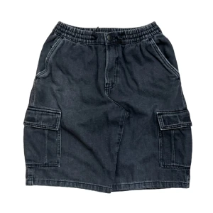 svarta cargo jeansshorts jorts - säljer dessa ascoola jeanshortsen från zara då jag växt ur de. midjan är elastiskt. tyvär så finns det svart färgstänk där back under fickan på bild 2. fråga gärna för mått! om du har frågor så är det bara att kontakta mig💞