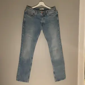Jack & Jones jeans i modellen SLIMSTRAIGHT/TIM, storlek 28/32. (Gräsfläck på ena benet därav lågt pris)