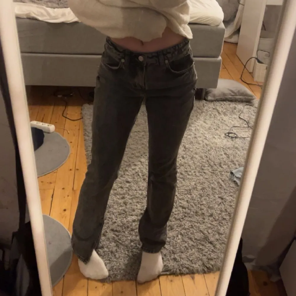 Grå jeans, relativt oanvända då de är lite stora, snygg färg och bra passform på själva jeansen. Jeans & Byxor.