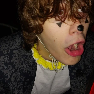 Clown choker gul  - Handgjord choker i gult. Perfekt för att clowna upp det när man vill vara lite lömsk. Knyts med rosett antingen fram eller bak. Kan göras i specifika storlekar utan extra kostnad <3 Meddela för köp.