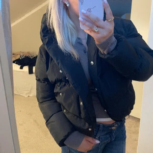 Puffer Jacka - Säljer denna pufferjacka som är använd 2 gånger. Köpt på NewYorker och i strl S🖤