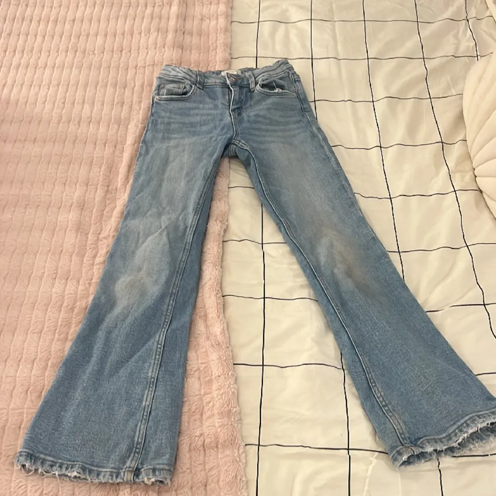 Ljusblå, mid-waist, bootcut jeans från Gina Young. Köpta för 399, säljer för 150, pris kan diskuteras. Använda men bra skick. Storlek 146.. Jeans & Byxor.