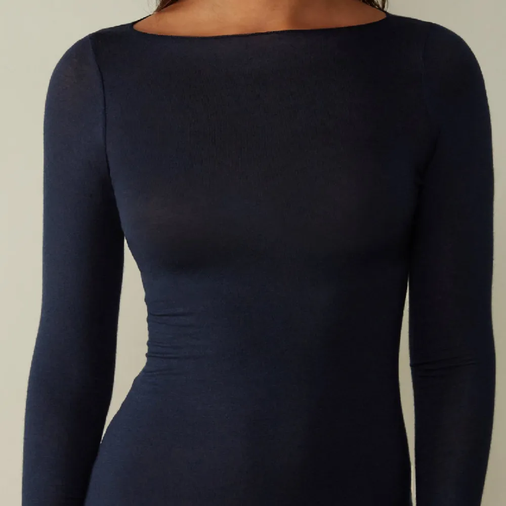 Mörkblå intimissimi tröja i storlek S i väldigt bra skick och har använts ungefär 3 gånger💗💗Skriv privat för fler frågor. Kan komma överens om pris💓om man vinner budgivningen så måste man köpa!!. Tröjor & Koftor.