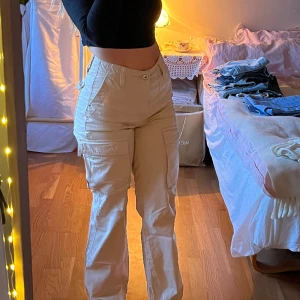 Cargopants - Säljer mina extremt snygga cargobyxor från BERSHKA som dessvärre är försmå för mig. Aldrig använda🤎  Nypris: 500kr