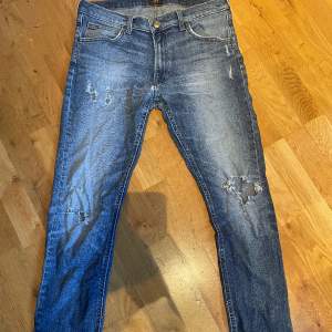 Sköna Lee jeans, skicka 8/10 litet hål vid back fickan som går o fixa utan problem